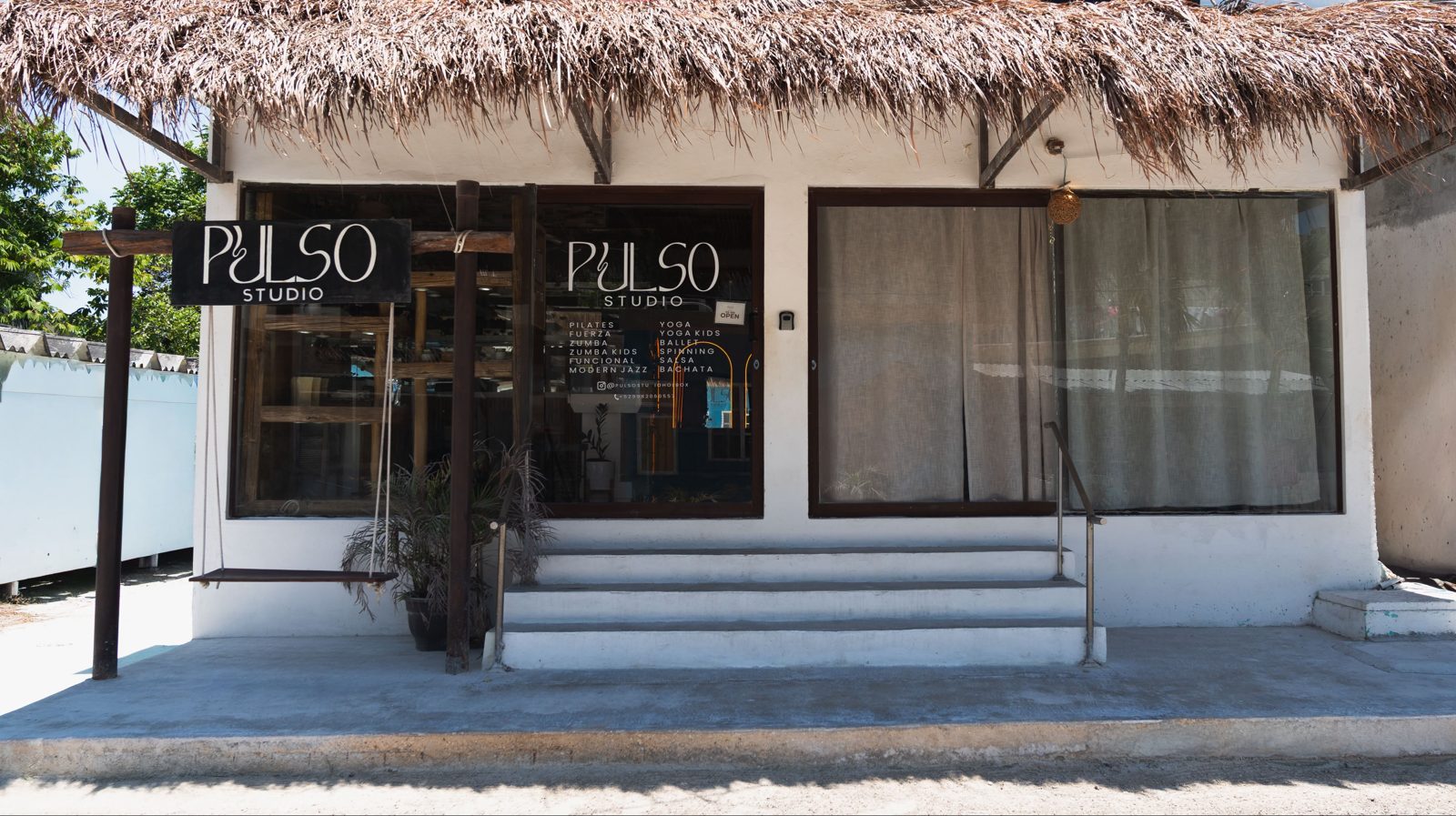 Entrada de PULSO Studio en Isla Holbox